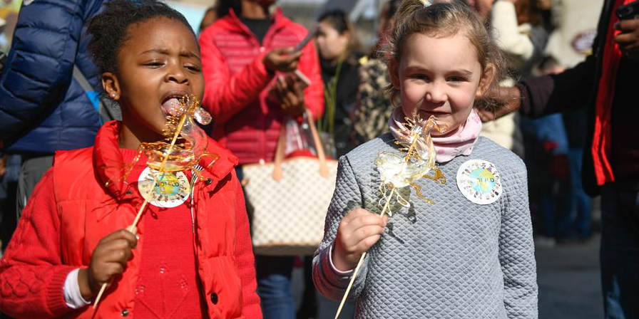 Estrangeiros experimentam costumes folclóricos tradicionais locais para receber o Festival da Primavera em Ningbo