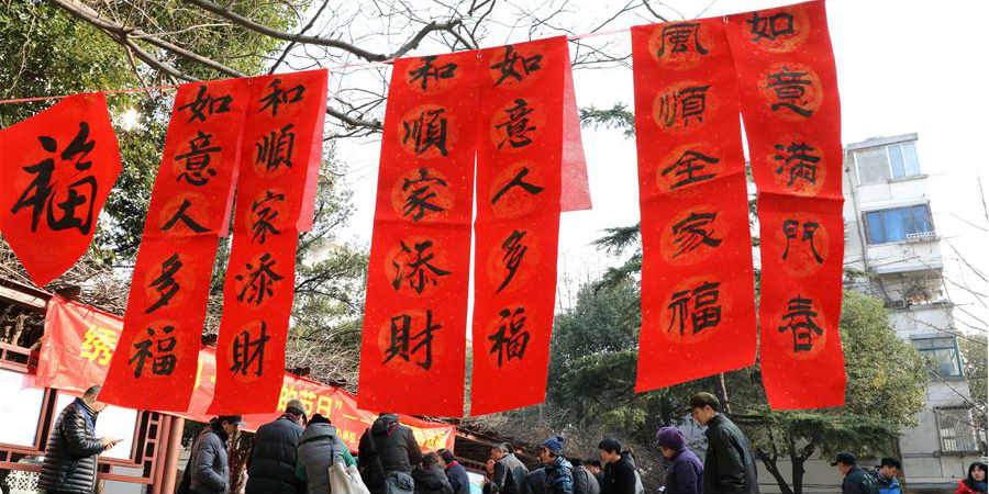 Chineses escrevem caracter Fu para saudar o Festival da Primavera