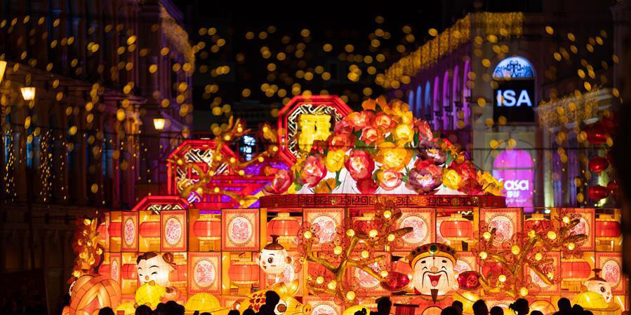 Decorações de lanternas como tema do Porco iluminam Praça do Senado em Macau