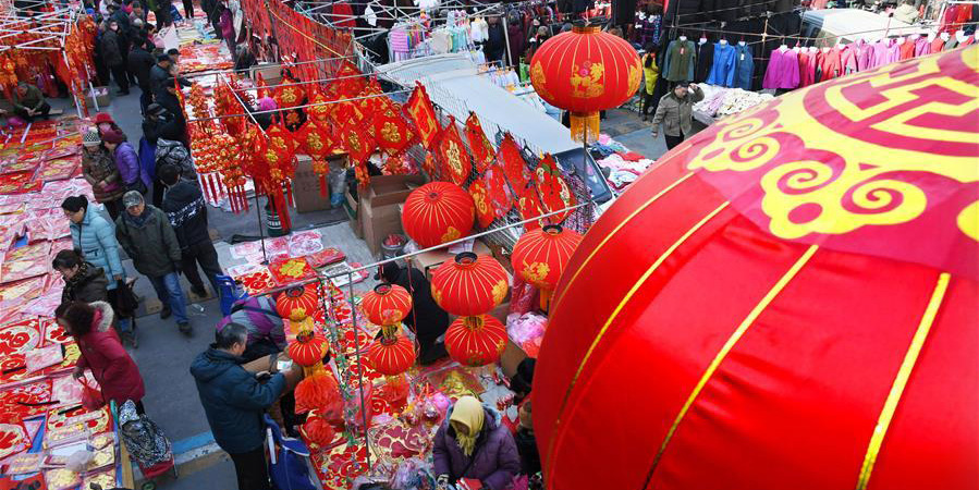 Pessoas escolhem ornamentos para o Festival da Primavera em Shandong