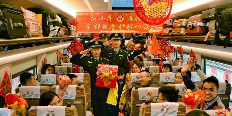 Chineses comemoram Festival Xiaonian a bordo de trens-bala
