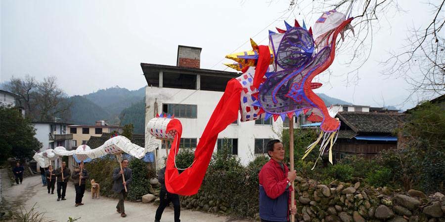 Aldeões de Guangxi preparam tradicionais lanternas do dragão para o Festival da Primavera