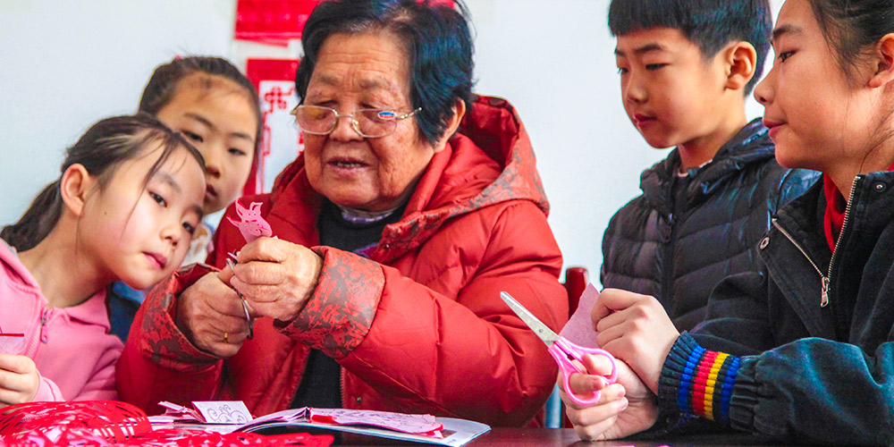 Moradores fazem cortes de papel chinês para o Festival da Primavera em Hebei