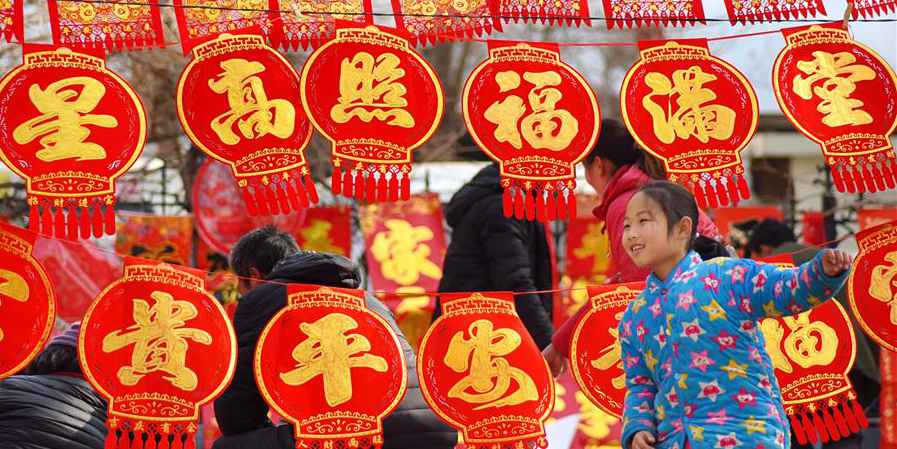 Chineses compram decorações do Festival da Primavera em