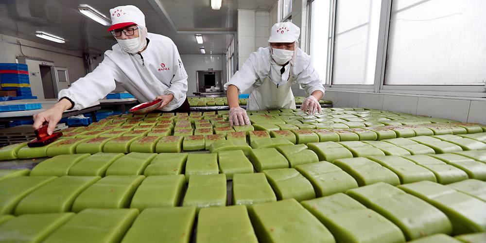 Trabalhadores em Jiangsu fazem bolos de arroz para o Festival da Primavera