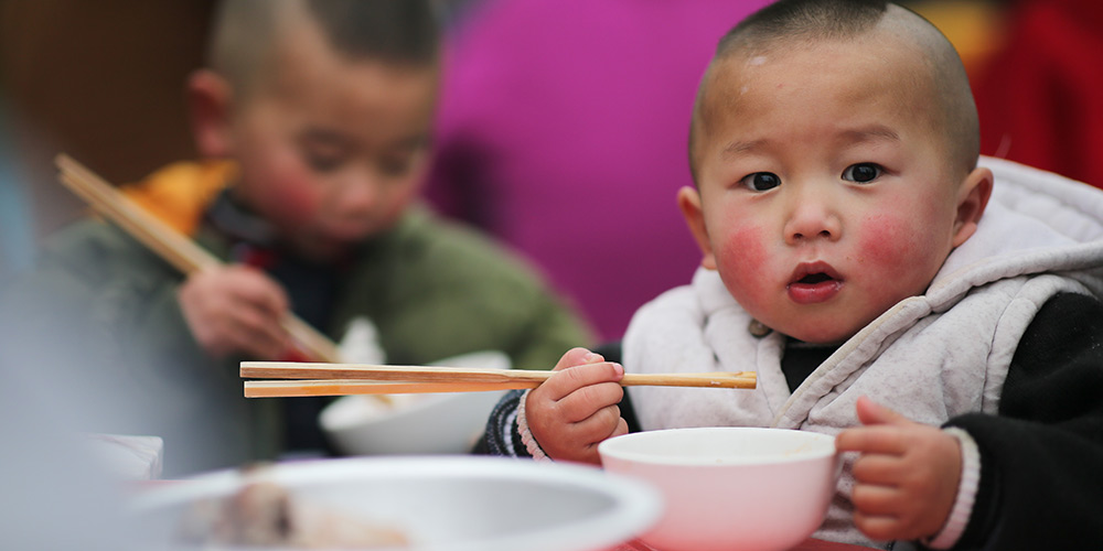 Moradores de assentamento de alívio da pobreza em Guizhou aproveitam refeição para receber o próximo Festival da Primavera