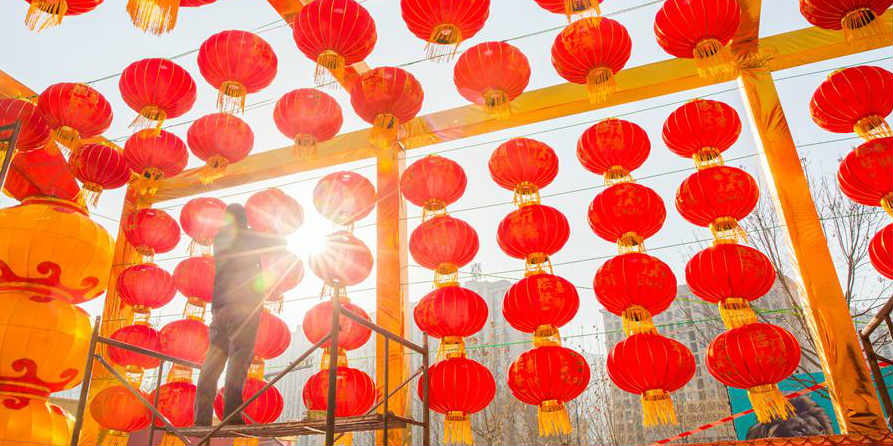 Lanternas vermelhas instaladas ao redor do país comemoram chegada do Festival da Primavera