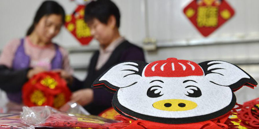 Empresa de feltro de Hebei aumenta produção de artigos decorativos para o Festival da Primavera