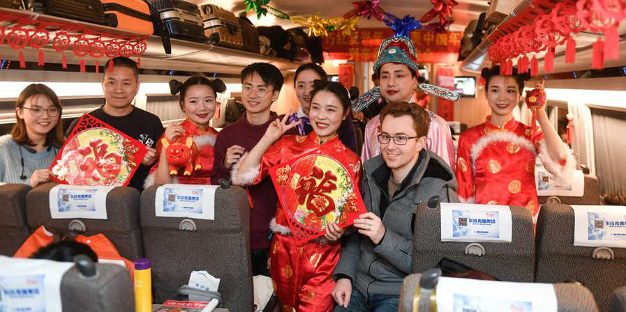 Comissários de trem-bala realizam apresentações para passageiros em Hangzhou