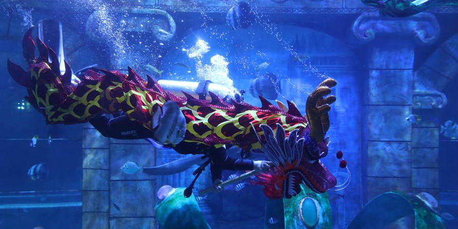 Mergulhador pratica dança do dragão debaixo d'água em Ningbo
