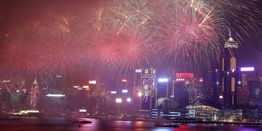 Fogos de artifício iluminam Baía Vitória em comemoração ao Ano Novo em Hong Kong