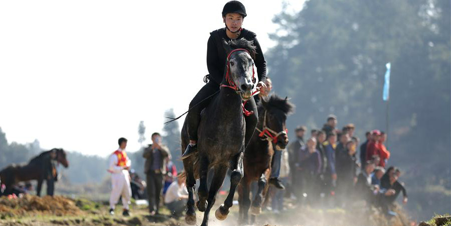 Corrida de cavalos realizada em Guizhou para celebrar Ano Novo Lunar Chinês