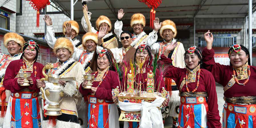 Grupo étnico tibetano comemora Ano Novo Tibetano e Festival da Primavera em Lhasa, sudoeste da China