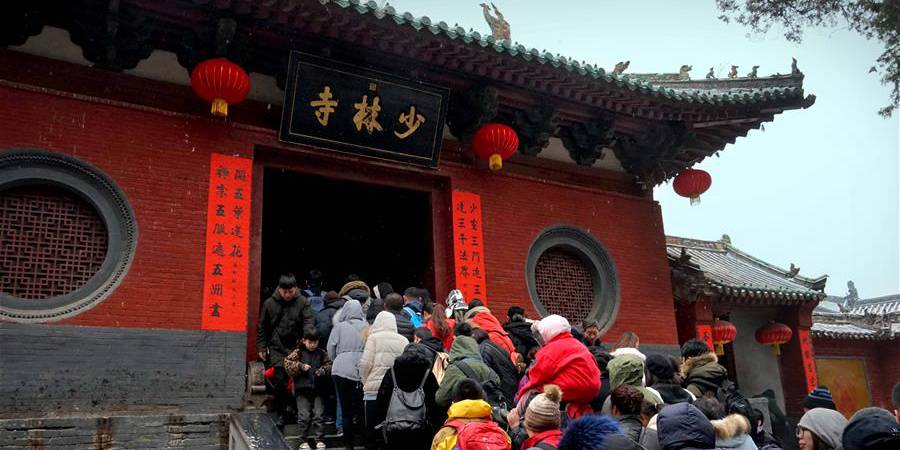 Turistas visitam Templo de Shaolin em Henan adurante o feriado do Festival da Primavera