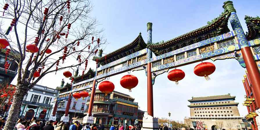 Turistas visitam rua Qianmen em Beijing durante o feriado do Festival da Primavera