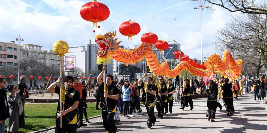 Lisboa comemora Ano Novo Chinês com apresentações de ópera e dança do dragão