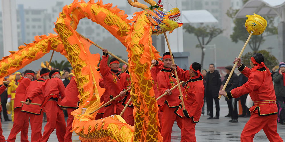 Dança do dragão e do leão comemoram Ano Novo Chinês em Nanchang, província de Jiangxi