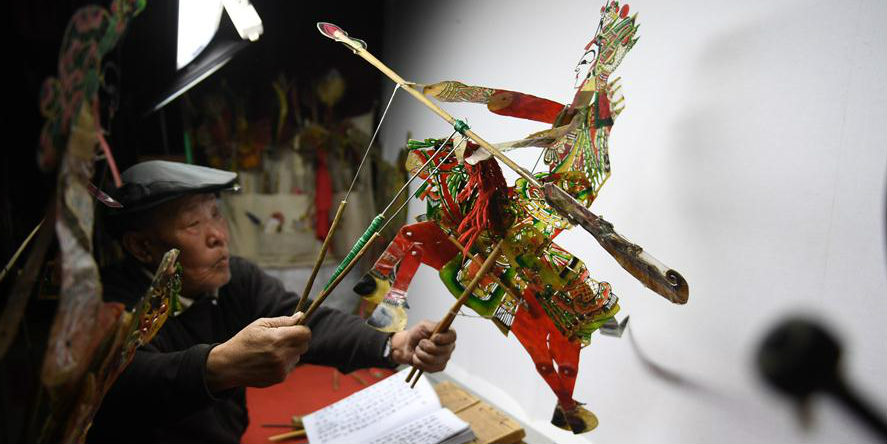 Artistas folclóricos apresentam teatro de marionetes de sombras em centro cultural de Hebei