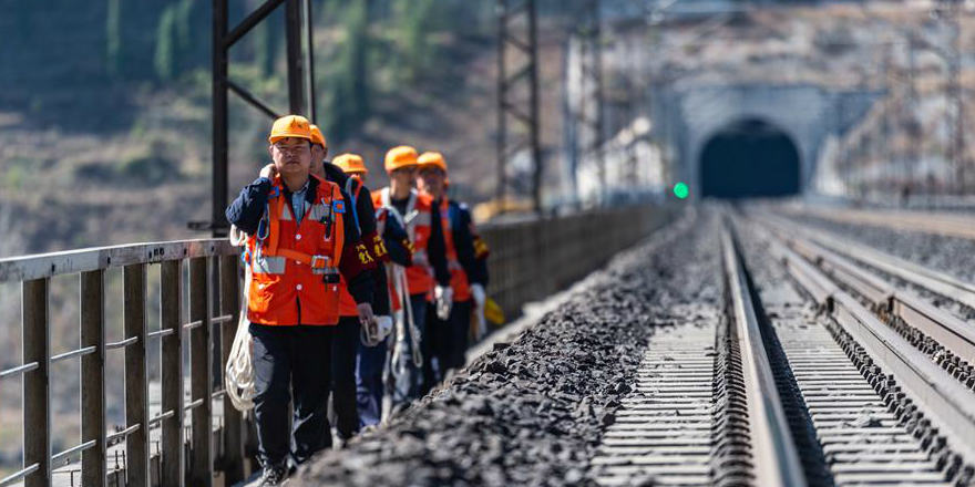 Técnicos de pontes ferroviárias no sul da China trabalham para garantir segurança durante corrida de viagens do Festival da Primavera