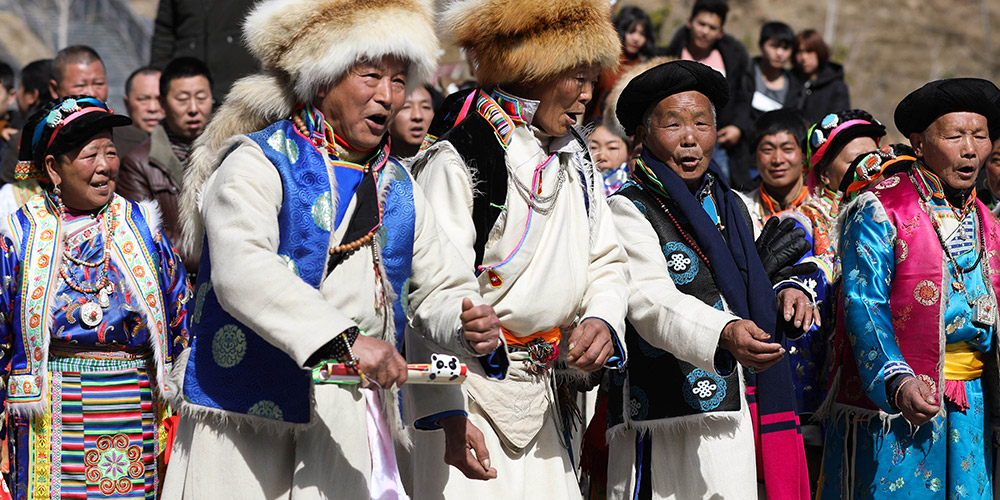 Grupo étnico tibetano comemora Festival Shangjiu em Sichuan