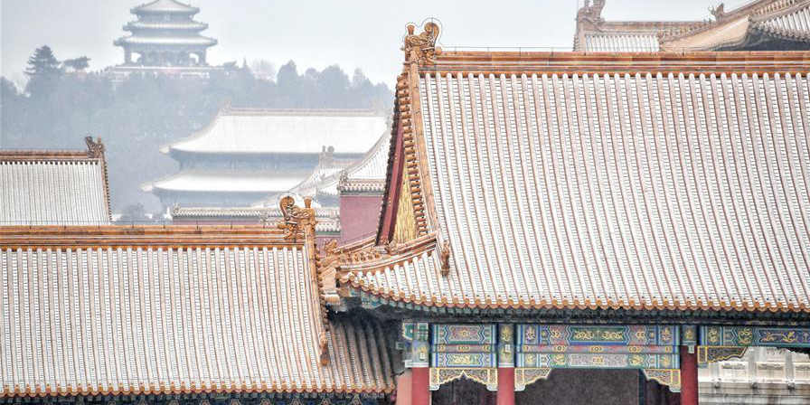 Visitantes observam paisagem de neve no Museu do Palácio em Beijing