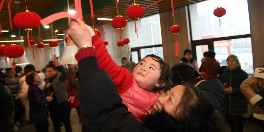 Pessoas saúdam o próximo Festival das Lanternas em Hefei, província de Anhui
