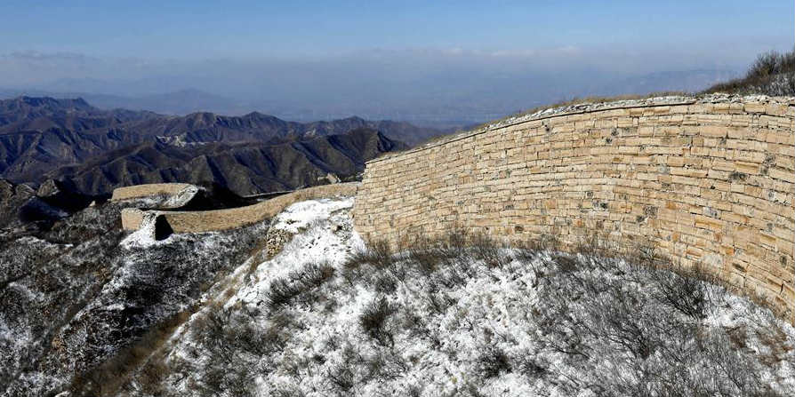 Seção de Yangbian coberta de neve da Grande Muralha em Hebei
