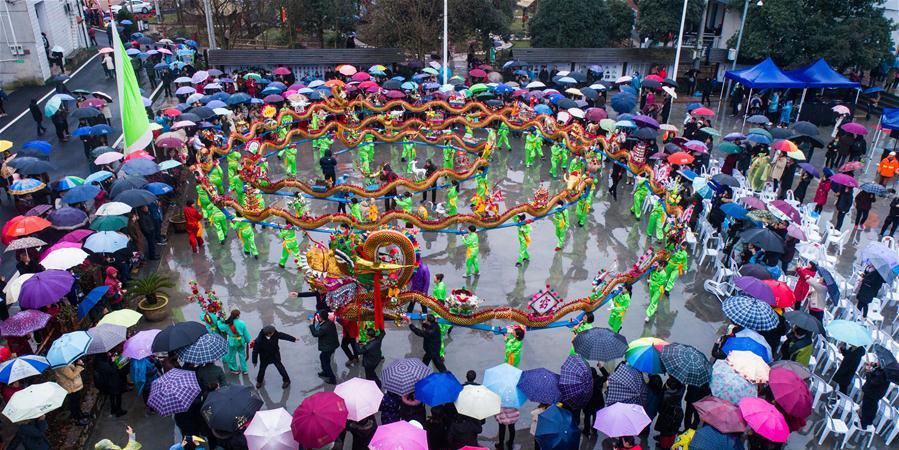Aldeões apresentam dança tradicional para celebrar próximo Festival das Lanternas em Zhejiang