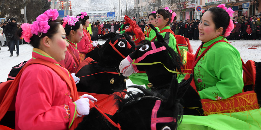 Equipes de shehuo se apresentam em comemoração ao Festival das Lanternas em Lanzhou, noroeste da China