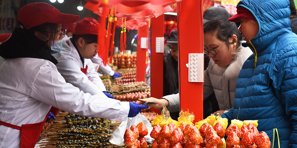 Qingdao realiza feira tradicional de tanghulu