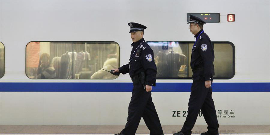 Policiais trabalham em estação ferroviária de Guizhou durante Festival da Primavera