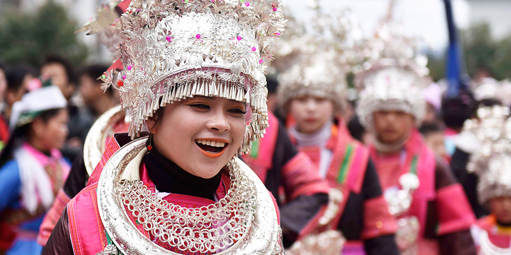 Pessoas do grupo étnico Miao dançam para o Lusheng para celebrar nova vida em Guizhou