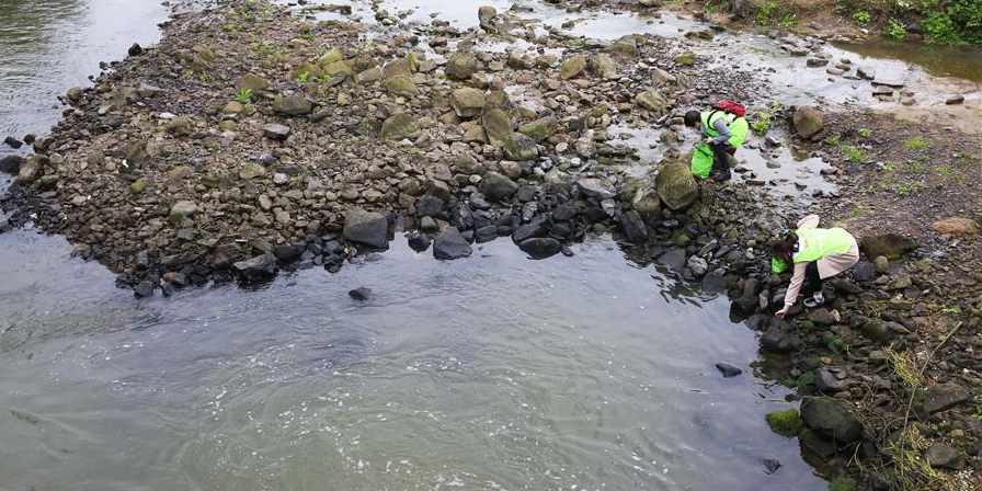 Voluntários tomam ações para limpar e proteger rio local em Chongqing