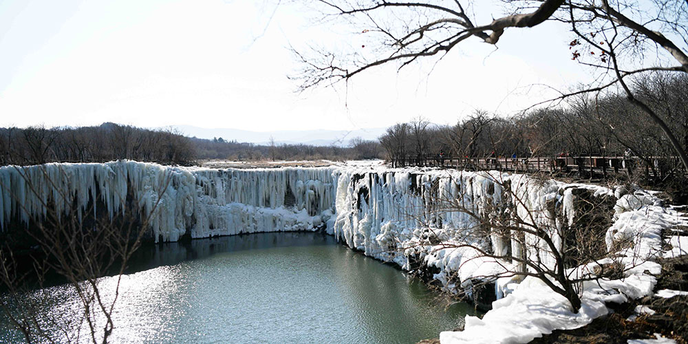 Paisagem da cachoeira Diaoshuilou congelada em Heilongjiang, nordeste da China