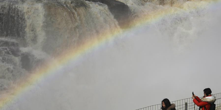 Volume de água da Cachoeira Hukou aumenta com derretimento de gelo no Rio Amarelo em Shaanxi, noroeste da China