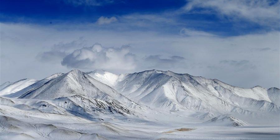 Platô Pamir coberto de neve na Região Autônoma Uigur de Xinjiang