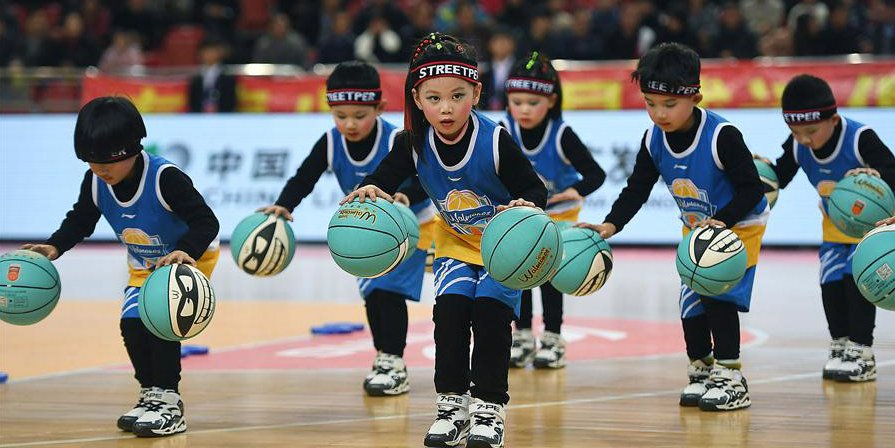 Jardim de infancia em Jiangxi conquista reputação no ensino de basquete para crianças