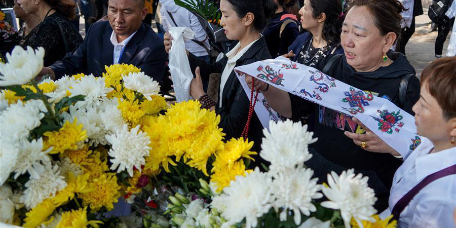 Cerimônia realizada em homenagem às vítimas de incêndio em Sichuan