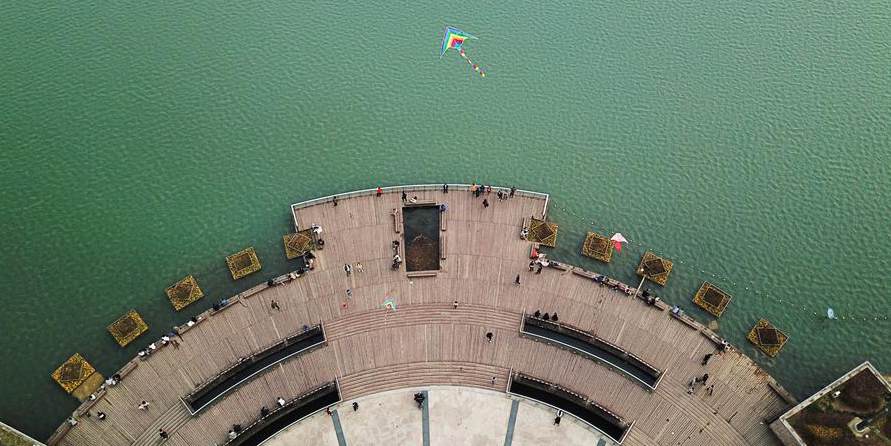Turistas se divertem no Lago dos Cisnes em Hefei, leste da China