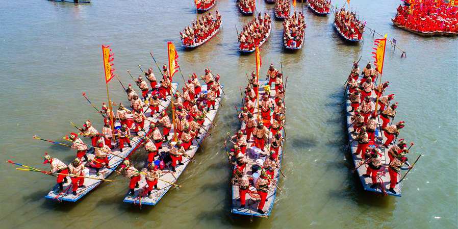 Pessoas celebram o centenário Festival de Barcos de Qingtong em Jiangsu, leste da China