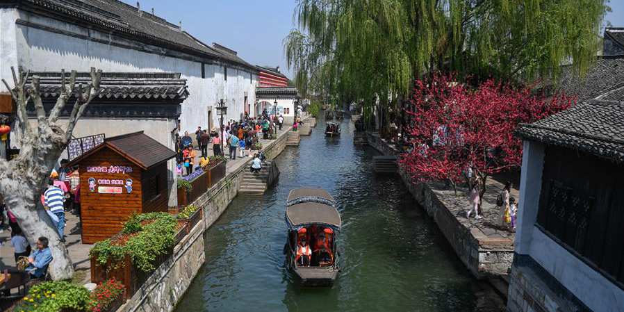 Turistas aproveitam feriado do Festival de Qingming em vários pontos turísticos da China