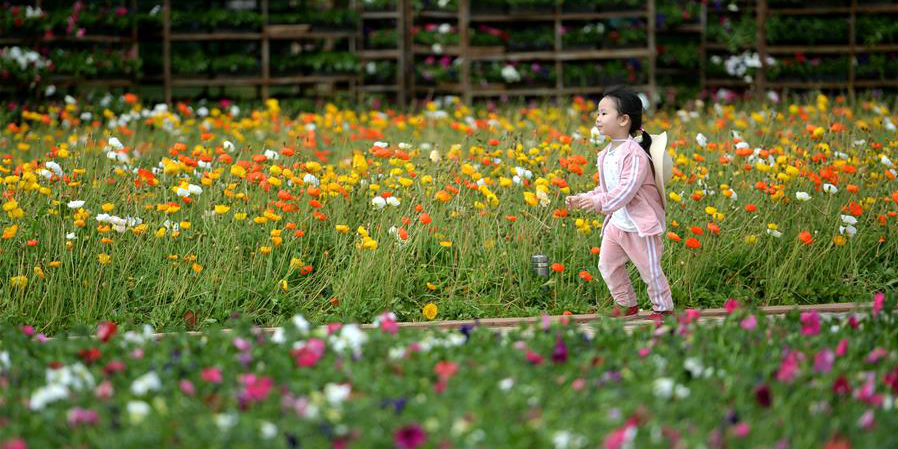 Pessoas visitam o jardim da Exposição Internacional de Horticultura em Kunming, sudoeste da China