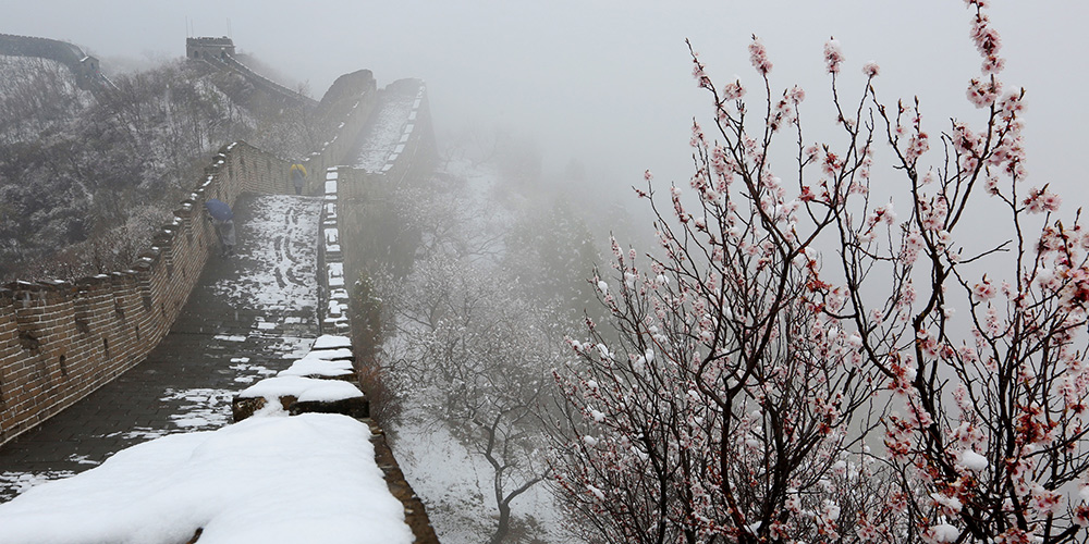 Paisagem de neve na seção de Mutianyu da Grande Muralha em Beijing