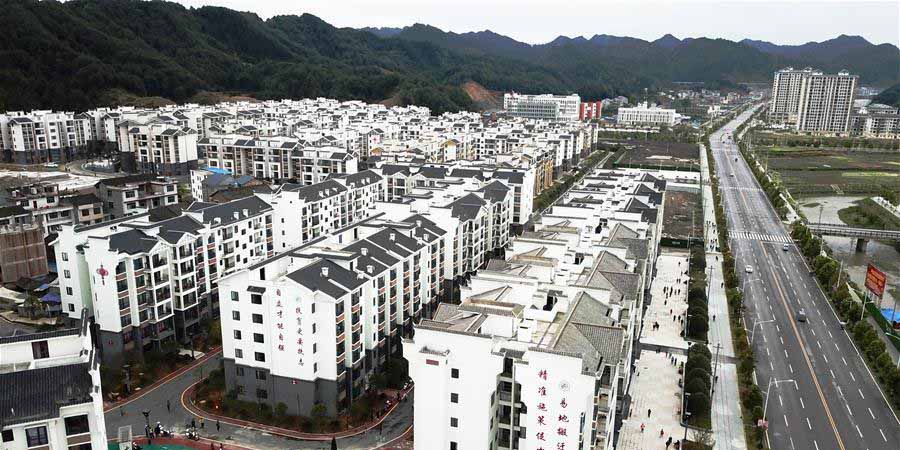 Famílias se mudam para assentamento de realocação para alívio da pobreza em Guizhou