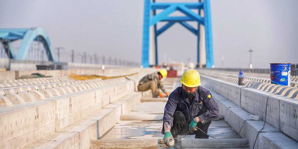Trabalhadores constroem seção de Hancun da ferrovia interurbana Beijing-Xiongan