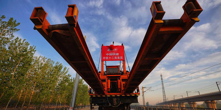 Construtores iniciam instalação dos trilhos da ferrovia interurbana Beijing-Xiongan