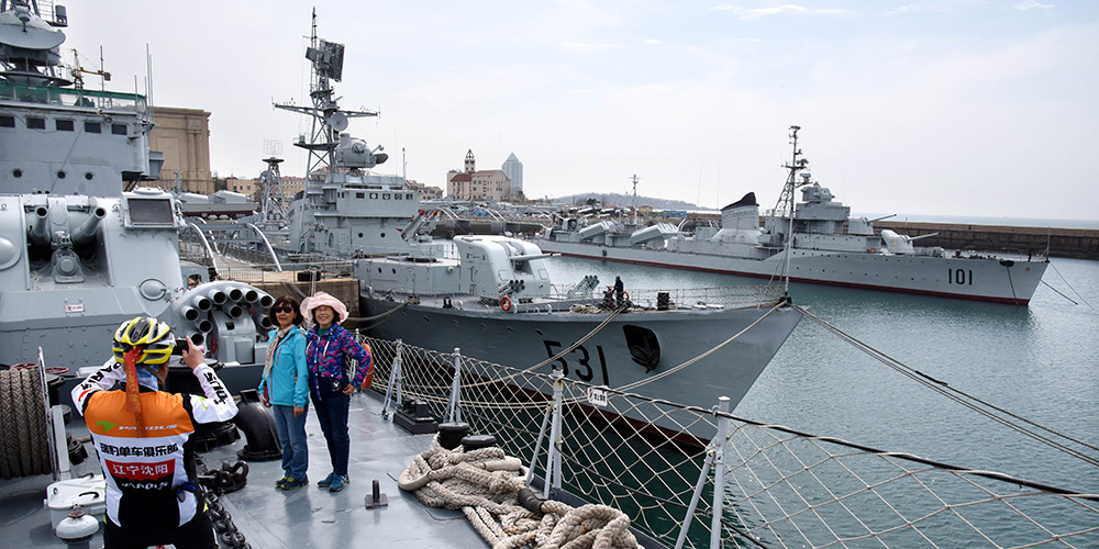 Pessoas visitam Museu da Marinha da China em Qingdao, leste da China