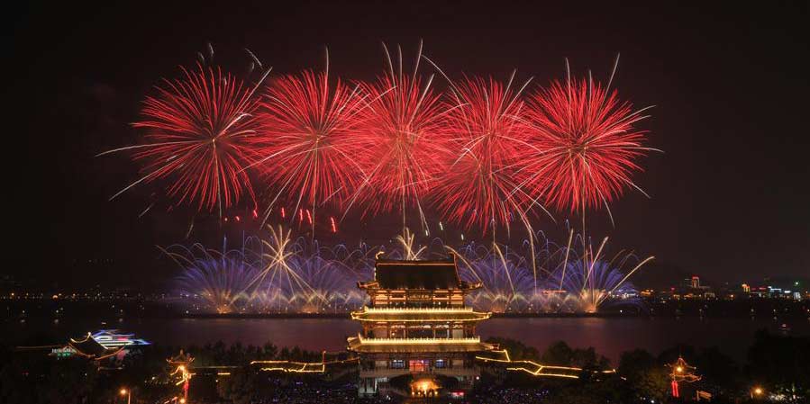 Fogos de artifício iluminam o céu em comemoração ao Dia dos Trabalhadores em Hunan, centro da China