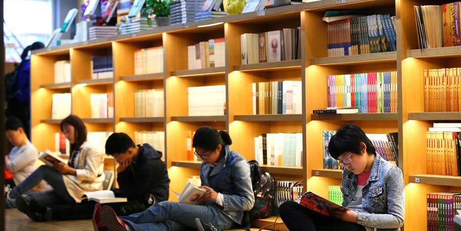 Pessoas aproveitam leitura durante feriado do Dia dos Trabalhadores