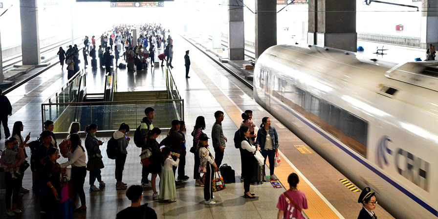 Sistema ferroviário de Zhengzhou tem grande movimentação com fim do feriado do Dia do Trabalho
